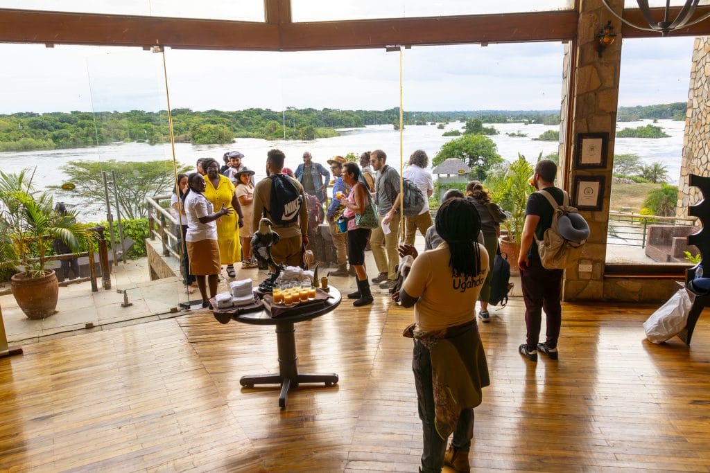 touristengruppe vor dem nil in einer lodge