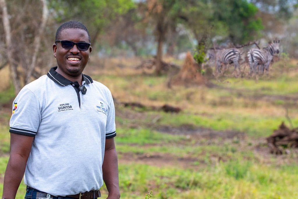portrait von douglas mit zebras im hintergrund