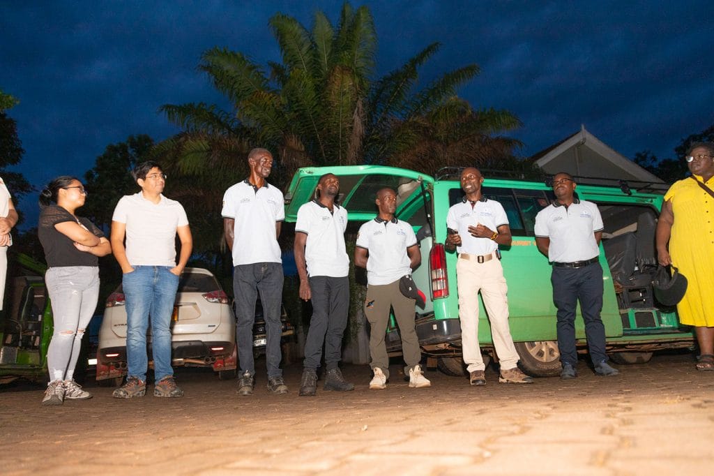 reisegruppe vor autos am frühen morgen
