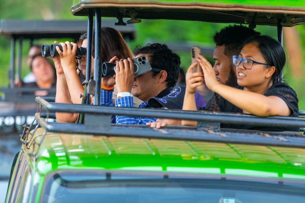 reisegruppe in einem safaribus